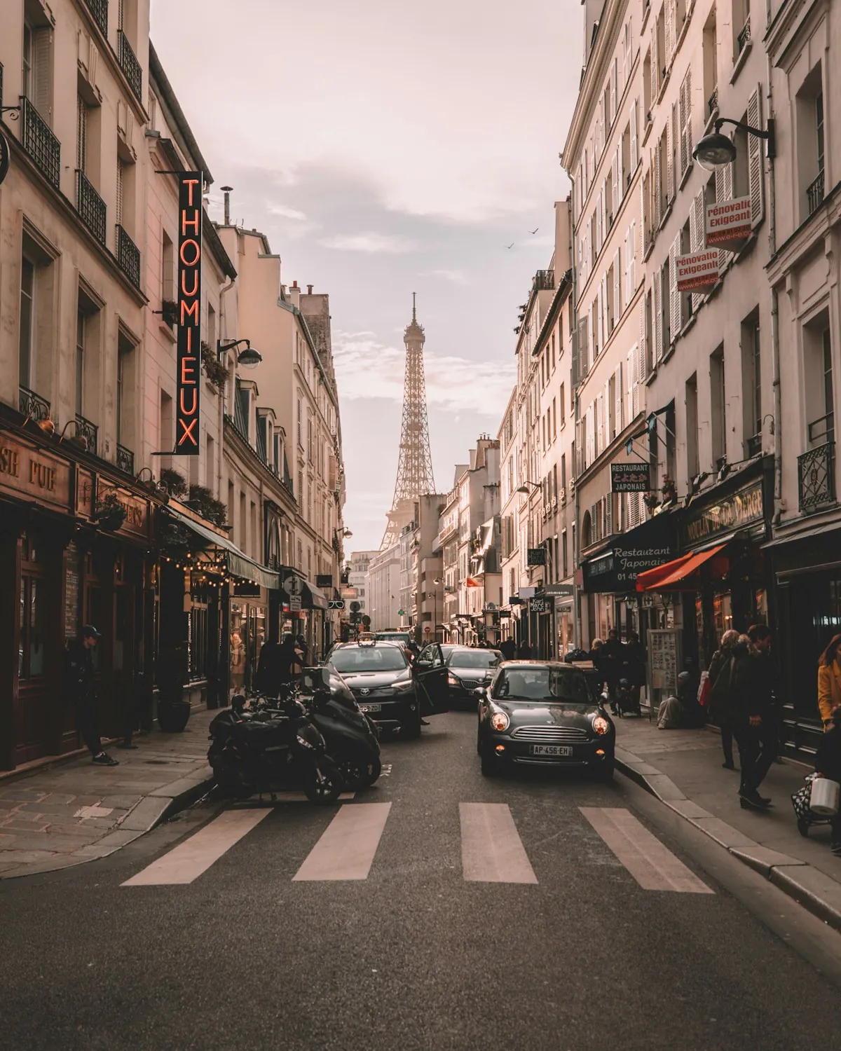 Paris’te bir sokak ve uzakta Eyfel Kulesi